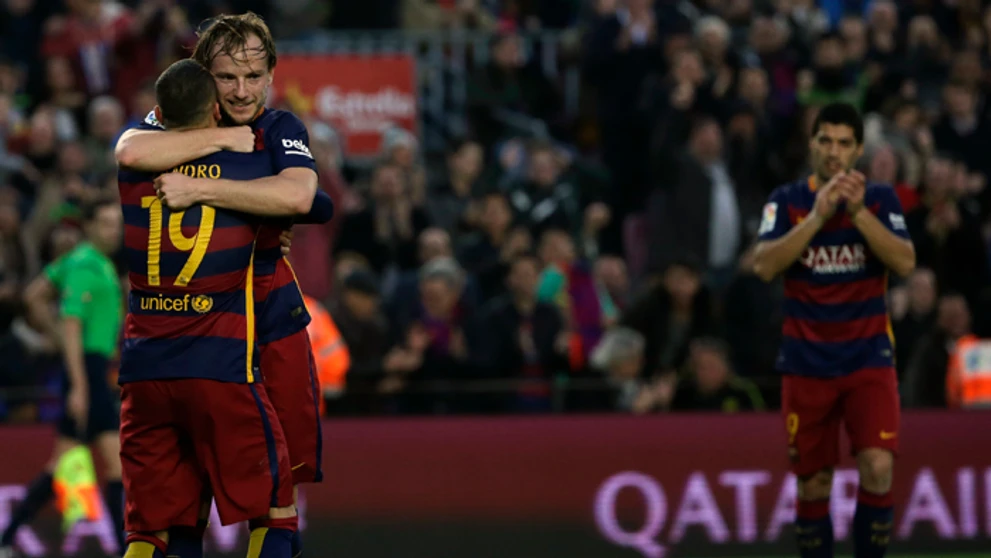 Ivan Rakitič (Barcelona) sa teší po strelení gólu do siete Deportivo Coruňa. 