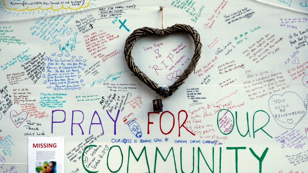 Ľudia vyjadrujú solidaritu s obeťami.