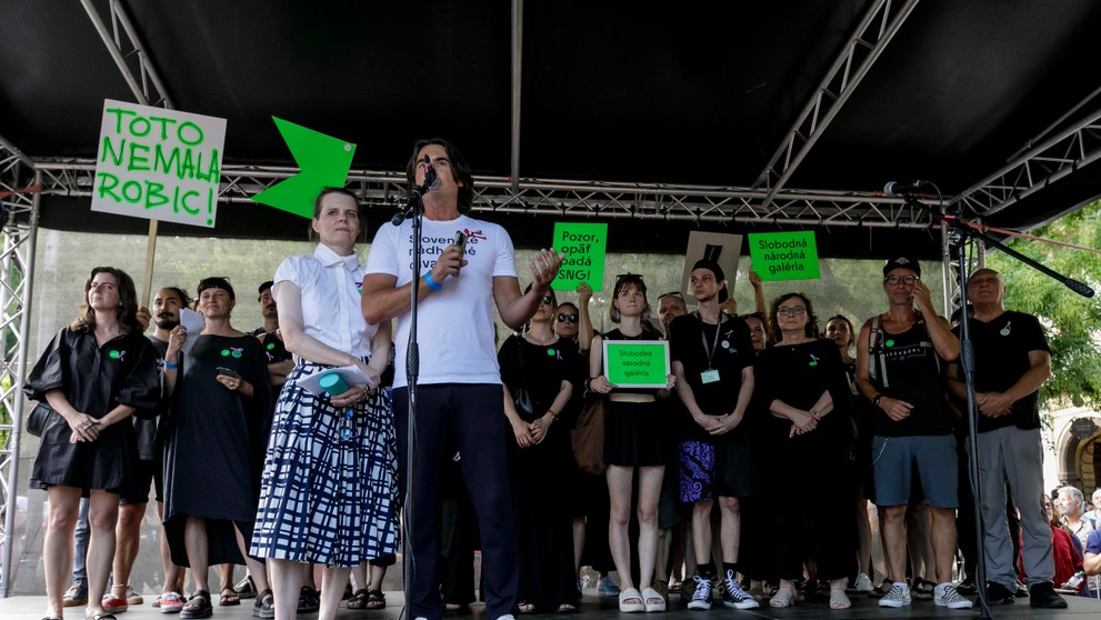 Na snímke zľava odvolaná generálna riaditeľka Slovenskej národnej galérie (SNG) Alexandra Kusá a odvolaný generálny riaditeľ Slovenského národného divadla (SND) Matej Drlička stoja na pódiu počas protestného z