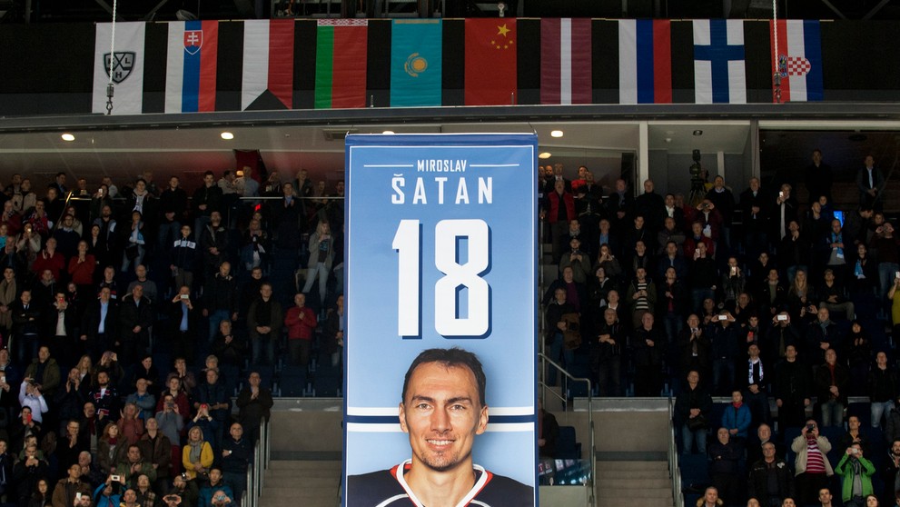 Vyvesenie tabule Miroslava Šatana na Štadióne Ondreja Nepelu pred zápasom KHL Slovana s Červenou hviezdou Kchun-lun.