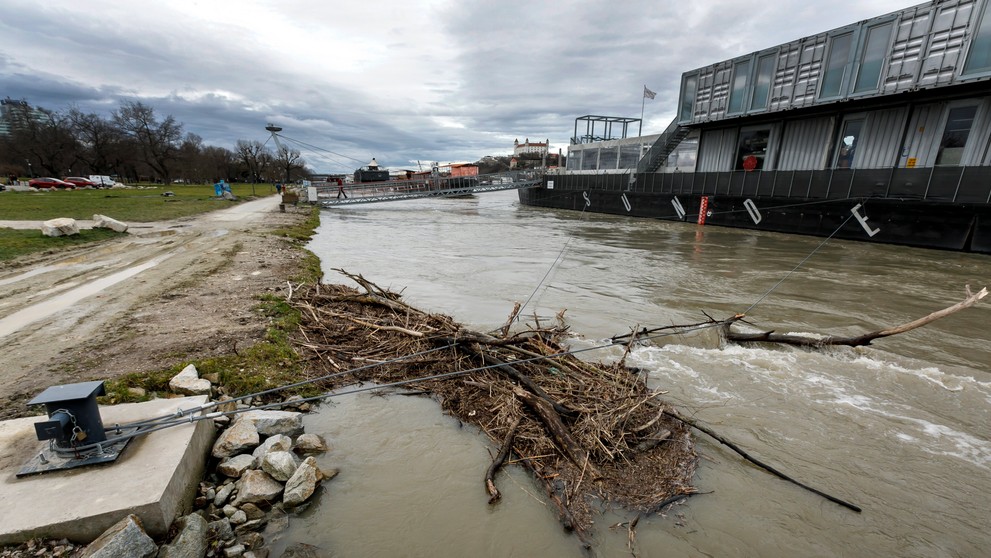 Pohľad na vysokú hladinu rieky Dunaj na Tyršovom nábreží v Bratislave.