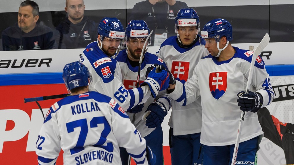 Na snímke slovenskí hokejisti sa tešia z gólu, zľava Andrej Kollár, Martin Bučko, Róbert Lantoši, Andrej Kukuča a Samuel Takáč.