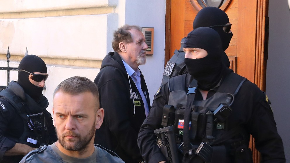 Juraj Cintula je v sprievode polície eskortovaný do budovy súdu