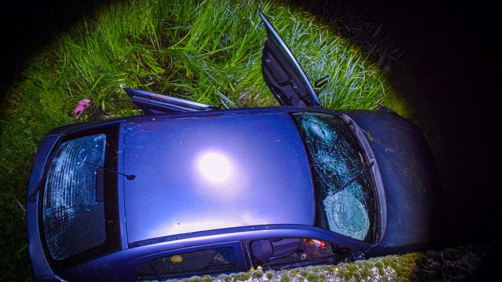 Opitý vodič bez vodičáku pri Leviciach viezol tri malé deti. Skončili v priekope pod mostom.