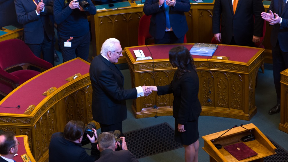 Kandidát opozičného zoskupenia V jednote za Maďarsko Péter Róna blahoželá novej hlave štátu Katalin Novákovej.