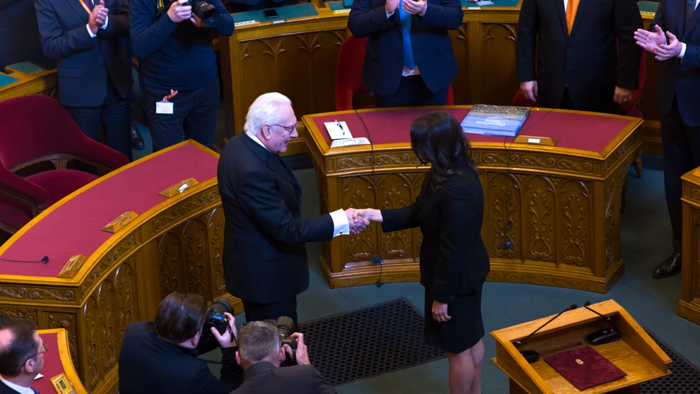 Kandidát opozičného zoskupenia V jednote za Maďarsko Péter Róna blahoželá novej hlave štátu Katalin Novákovej.