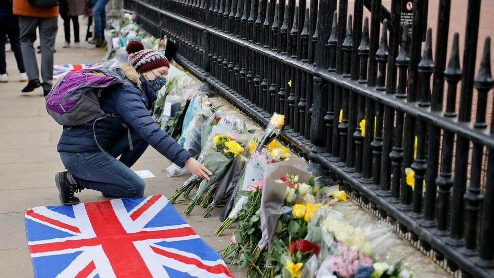 Británia plače za princom Philipom. Pred palácom sa zbierajú davy ľudí