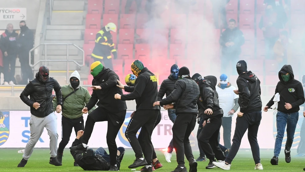 Bitka medzi fanúšikmi Slovana a Spartaka počas 11. kola futbalovej Fortuna ligy.