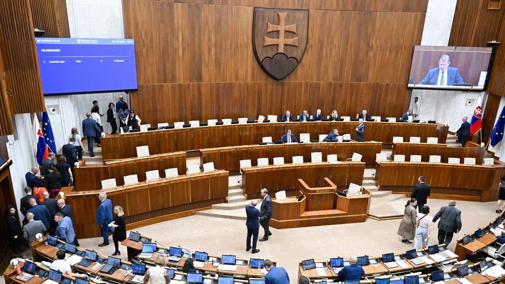 Opoziční poslanci odchádzajú rokovacej sály počas tajného hlasovania