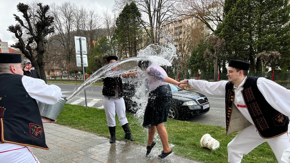 Členovia Folklórneho súboru Krompašan z Krompách oblievali a šibali svoje kolegyne nielen v meste, ale i v susednej obci Slovinky.