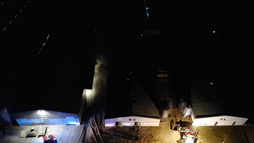 Hasiči vynášali z horiacej haly pri Pezinku stovky prasiatok.