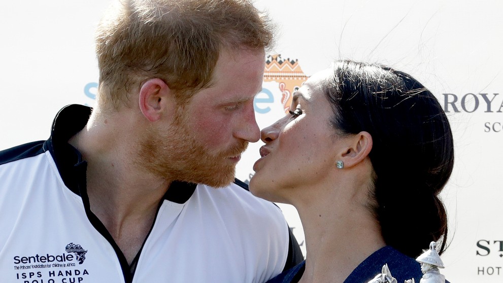 Meghan Markle a princ Harry sa pobozkali na verejnosti.