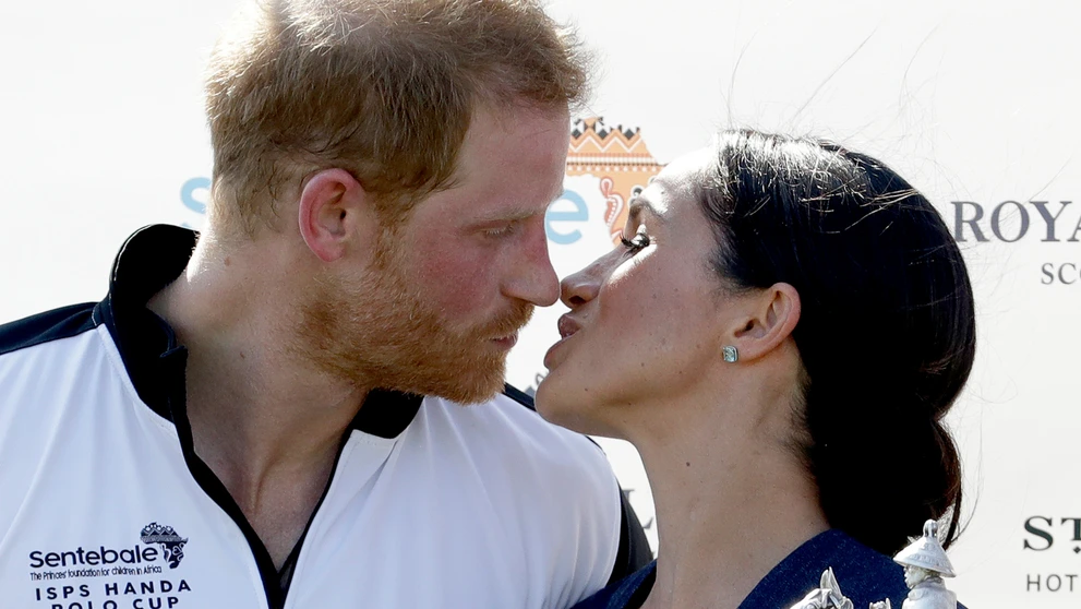 Meghan Markle a princ Harry sa pobozkali na verejnosti.