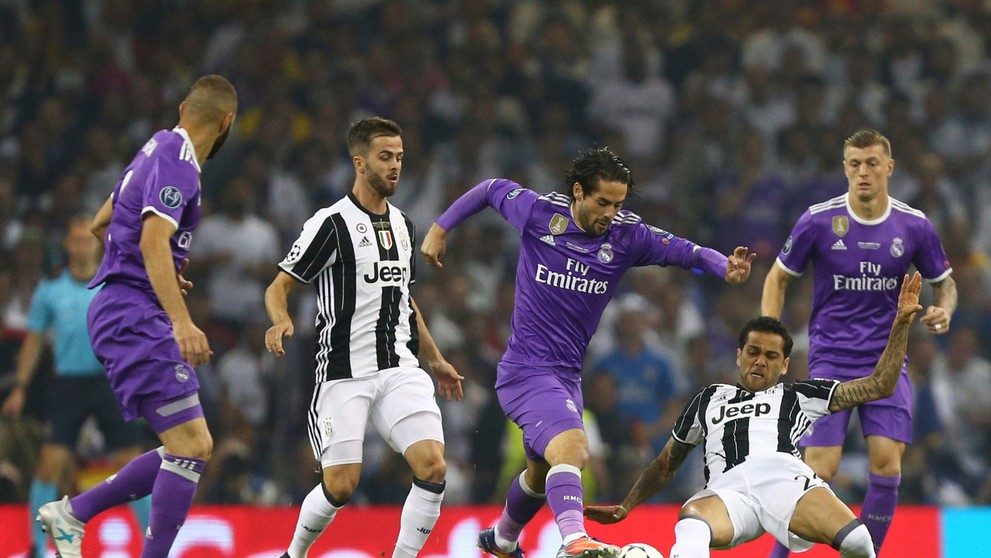 Dani Alves (Juventus) v súboji o loptu s Iscom (Real Madrid).