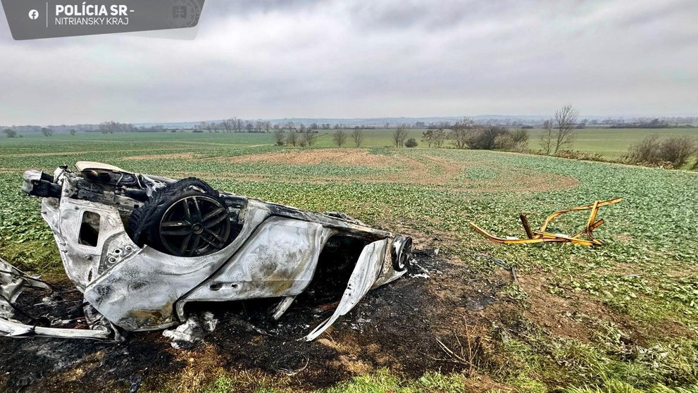 Auto po náraze zachvátili plamene.