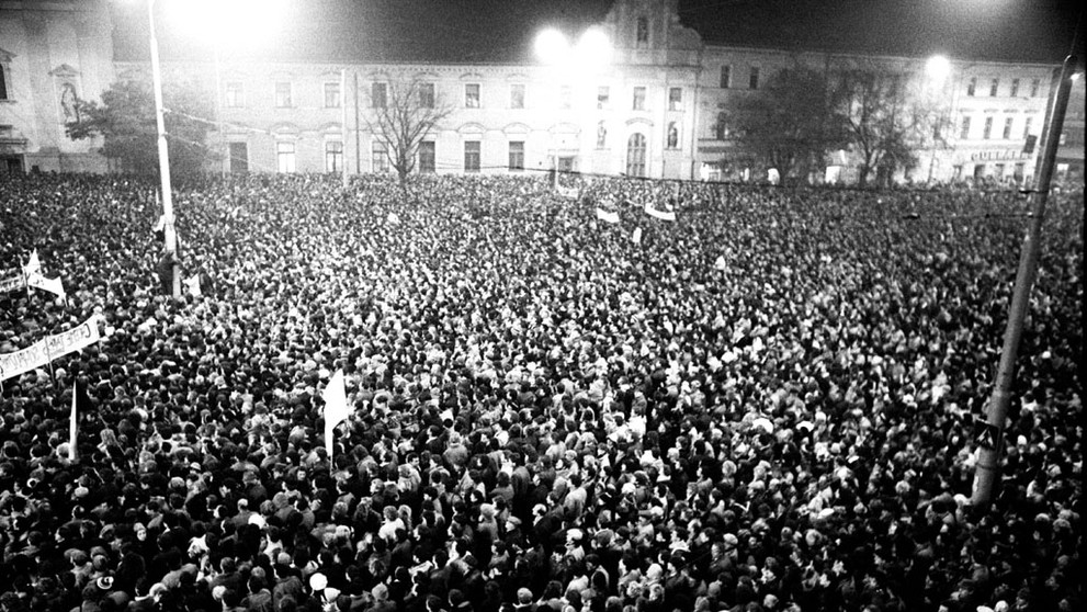 Bratislavské Námestie SNP počas povolenej manifestácie študentov a ďalších obyvateľov hlavného mesta Slovenska 22. novembra 1989.