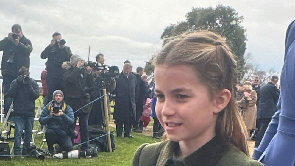 Princezná Charlotte si preberá kvety. 