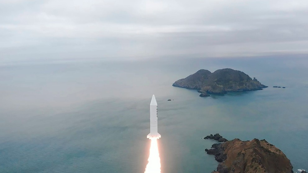 Južná Kórea v stredu 30. marca 2022 uskutočnila prvý úspešný test vesmírnej rakety na tuhé palivo.