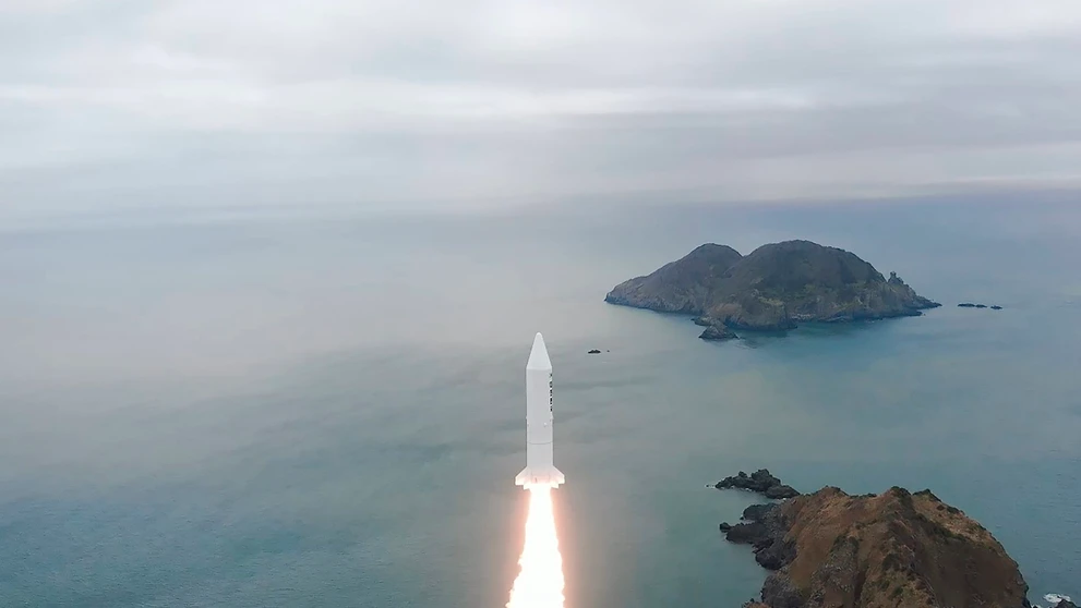 Južná Kórea v stredu 30. marca 2022 uskutočnila prvý úspešný test vesmírnej rakety na tuhé palivo.