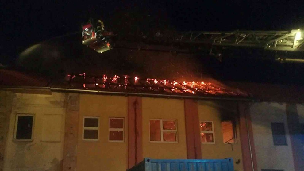 Zhorená strecha na budove v Nových Zámkoch.