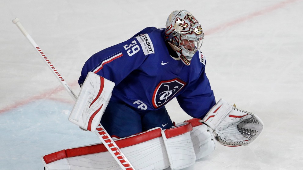 Veterán vo francúzskej bránke Cristobal Huet chytá puk po strele v zápase MS 2017 proti Slovinsku.