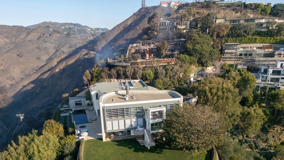 Ničivé požiare v Hollywoode sa zastavili pri dome Toma Hanksa