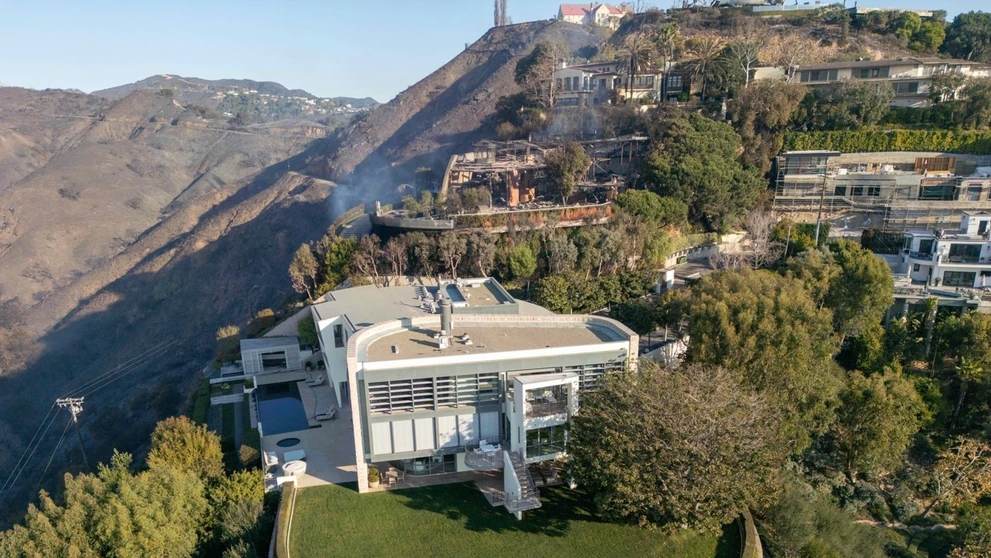 Ničivé požiare v Hollywoode sa zastavili pri dome Toma Hanksa