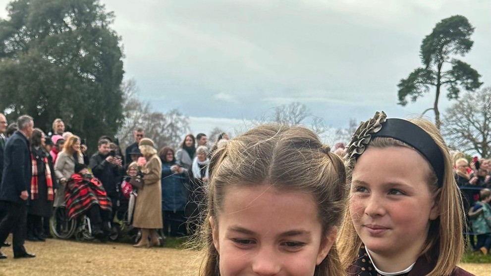 Princezná Charlotte si preberá kvety. 