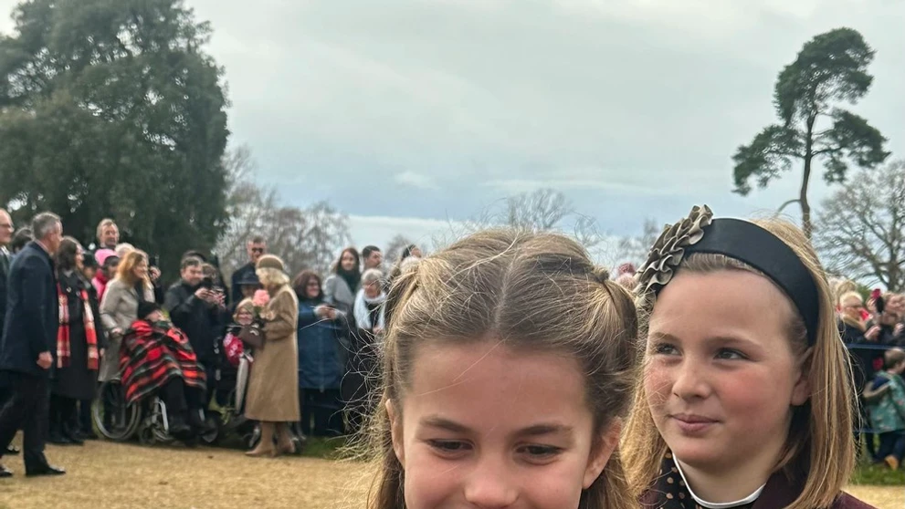 Princezná Charlotte si preberá kvety. 