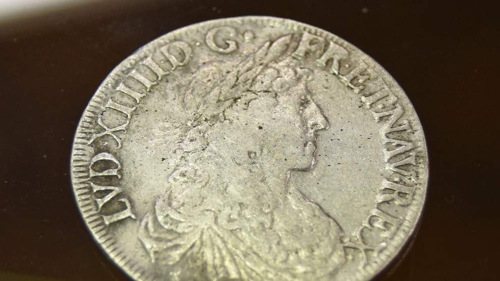 Na snímke strieborná minca s vyobrazením Ľudovíta XIV.