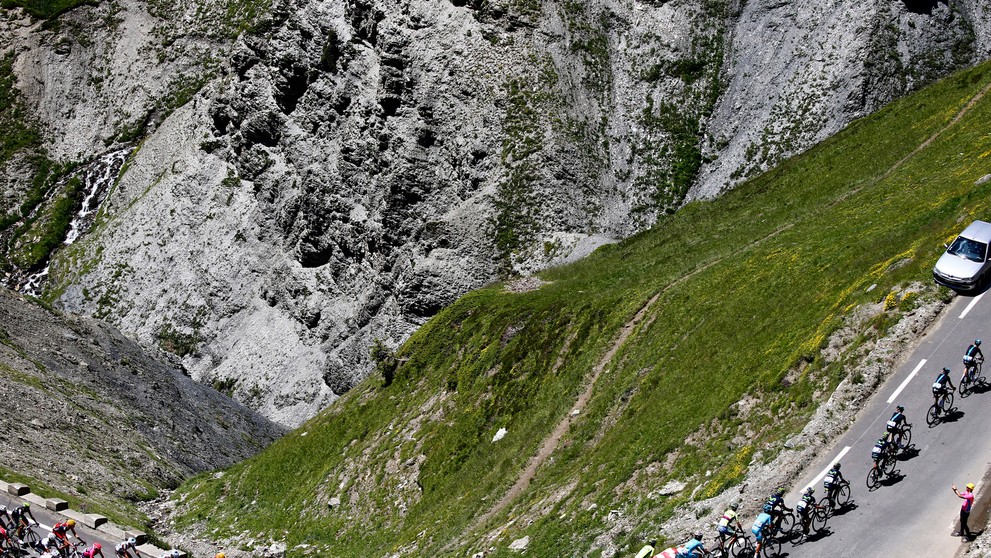 Cyklistický pelotón počas 8. Etapy v Pyrenejách na trati z Pau do Bagneres de Luchon.