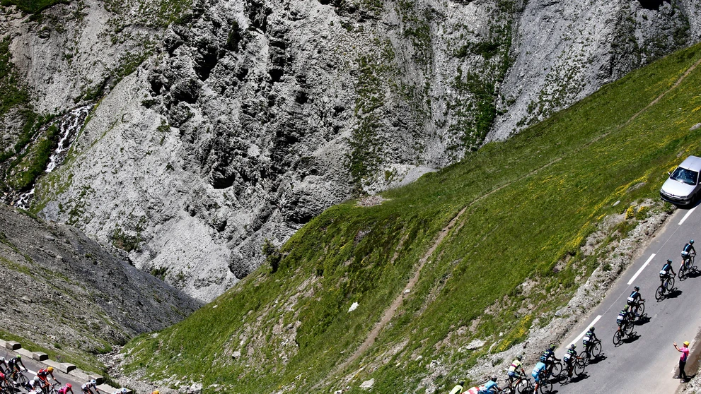 Cyklistický pelotón počas 8. Etapy v Pyrenejách na trati z Pau do Bagneres de Luchon.