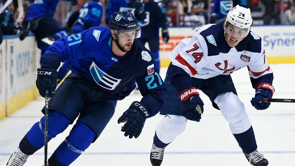 T.J. Oshie sa snaží dohnaťTomáša Tatara.