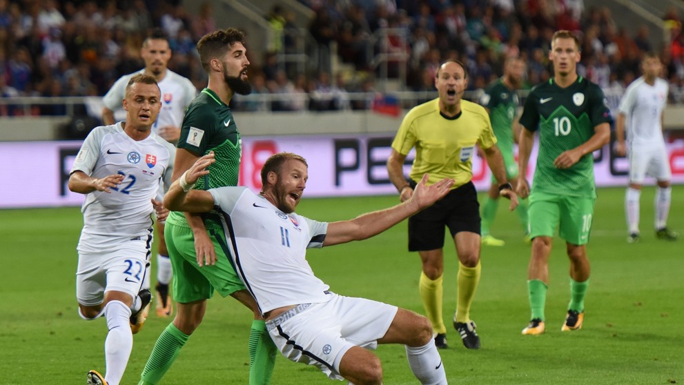 Na snímke zľava Stanislav Lobotka, Slovinec Miha Mevlja a Adam Nemec v zápase kvalifikácie MS.