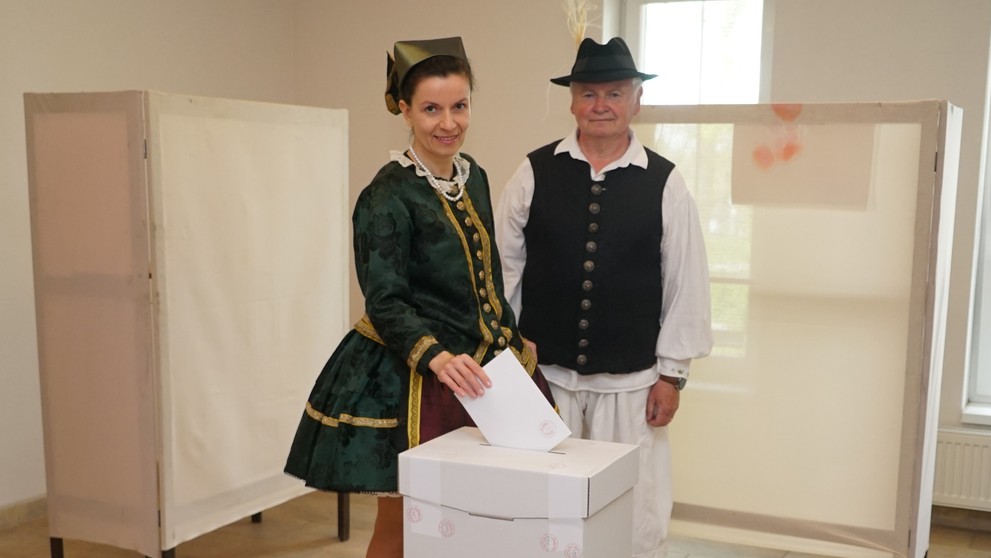 V Iži volili aj v krojoch.