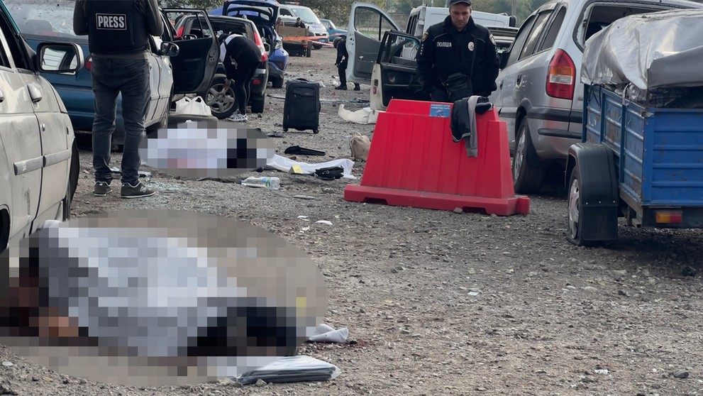 Následky raketového útoku na konvoj civilistov.