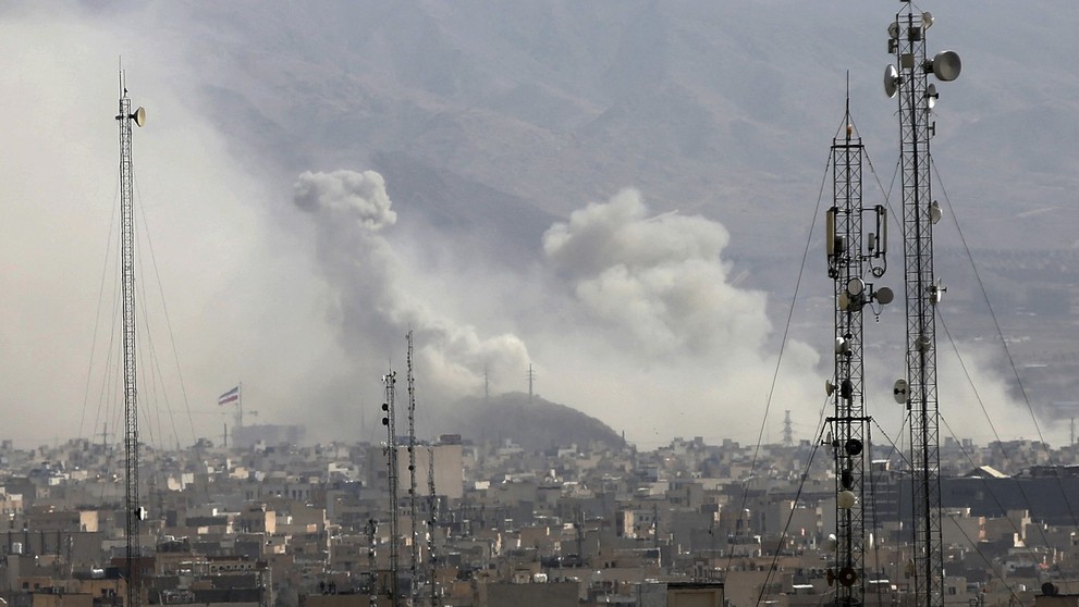 Nad centrom Teheránu stúpa dym po tom, čo izraelská armáda spustila druhú vlnu leteckých útokov na Irán.