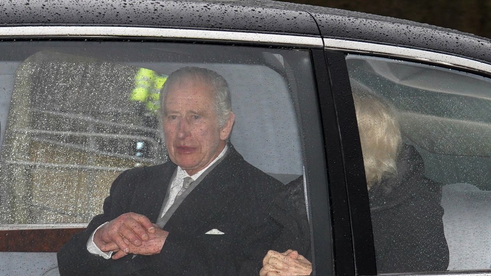Kráľ Karol III. sa vrátil do Londýna, aby pokračoval v liečbe