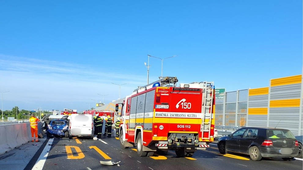 Reťazová nehoda pri Bratislave.