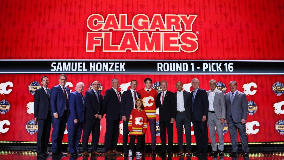Samuel Honzek pózuje s organizáciou Calgary, ktorá si ho v NHL drafte 2023 vybrala z celkového 16. miesta.