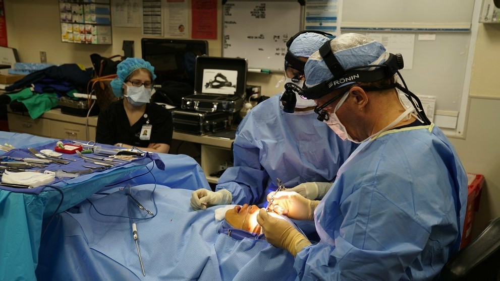 Ophelia Vanity na operácii očí.