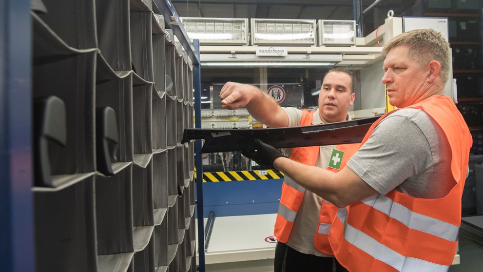 Záchranári prehľadávajú ruiny vybuchnutej továrne.