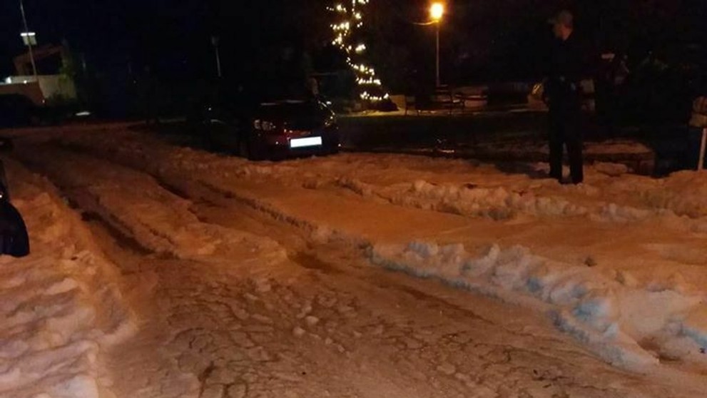 Hasičské autá pred panelákom v Dunajskej Strede, kde unikal plyn.