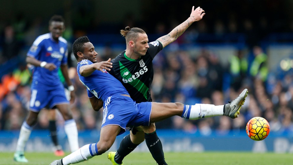 Vľavo hráč Chelsea John Obi Mikel, vpravo rakúsky útočník hráč Stoke City Marko Arnautovič.
