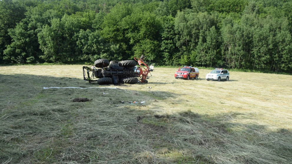 Prevrátený traktor na poli v katastri obce Cerová-Rozbehy, ktorý zabil 22-ročného mladíka.