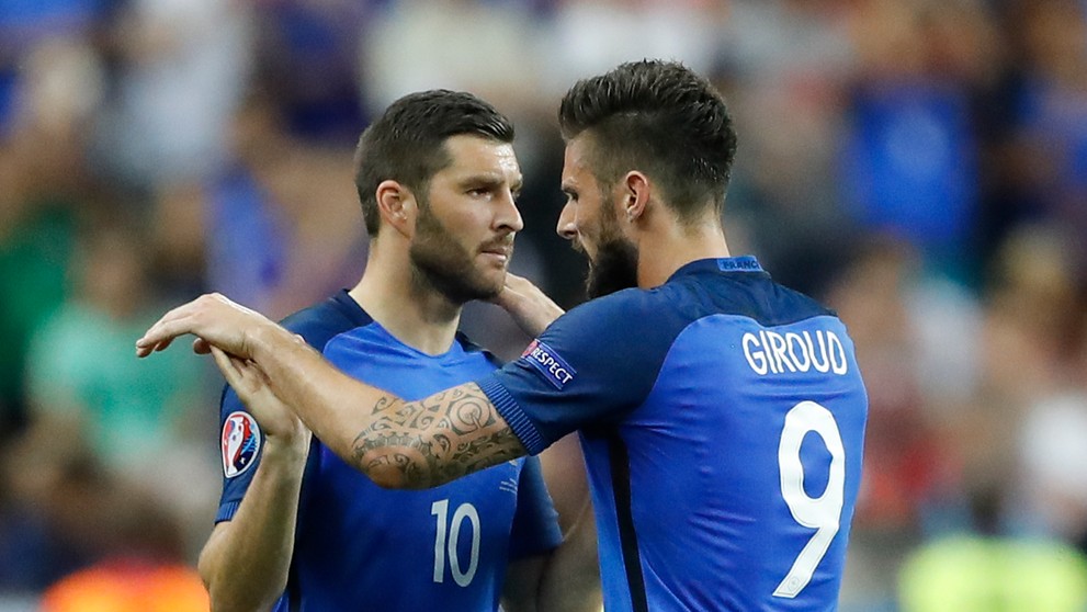 Francúz André Pierre Gignac (vľavo) podáva ruku reprezentačnému kolegovi Olivierovi Giroudovi vo finále ME.