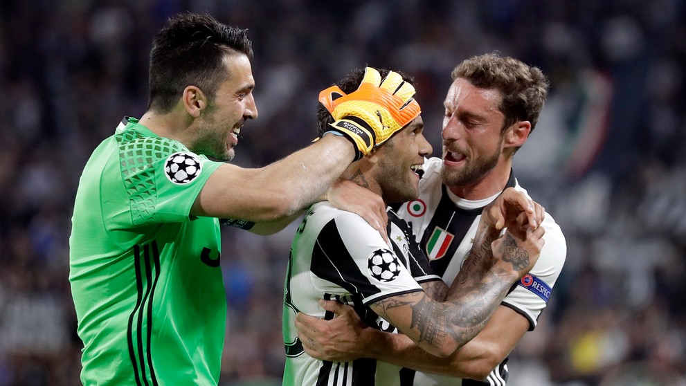 Pierre-Edouard Bellemare (vľavo) z Francúzska v kolízii so Švajčiarom Tanne Richardom v dueli MS 2017.