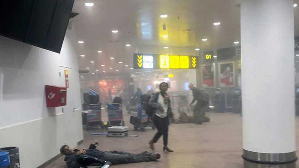 Zranený muž po výbuchu v hale bruselského letiska Zavendem.