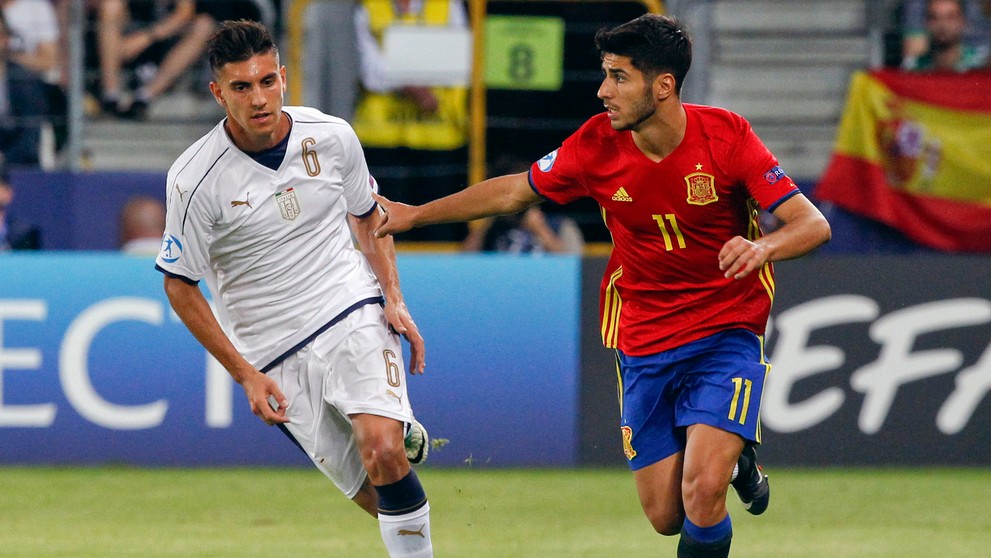 Lorenzo Pellegrini (vľavo) z Talianska sa snaží zastaviť v semifinále ME 21 Španiela Marca Asensia.