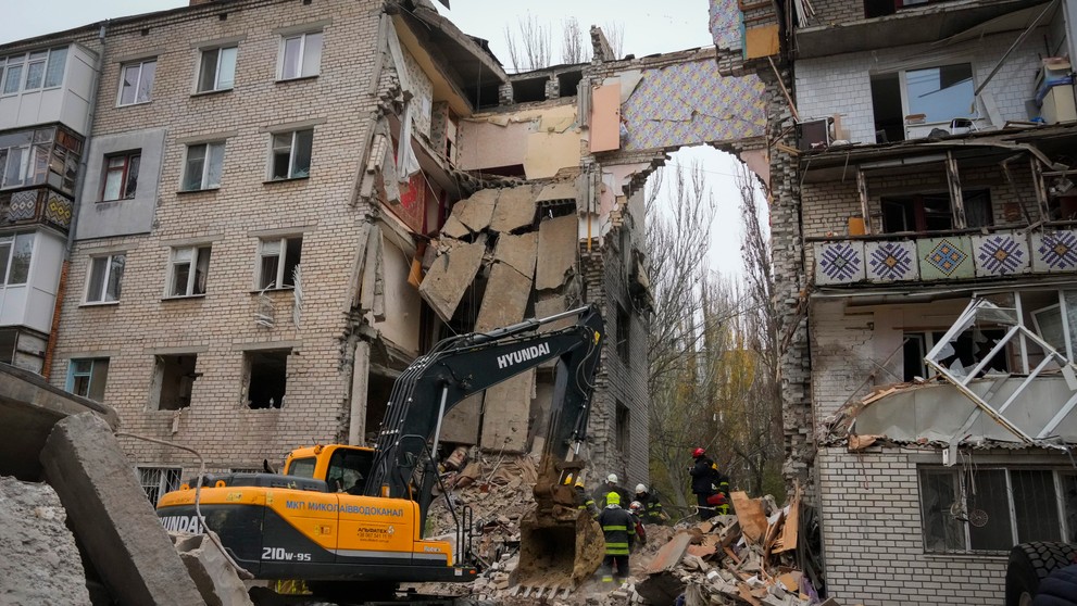 Ruská raketa zasiahla bytovku v Mykolajive